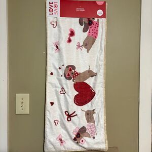 Viral White Pink Red Dachshund Valentines Table Runner Sequin Beaded NWT 14x72